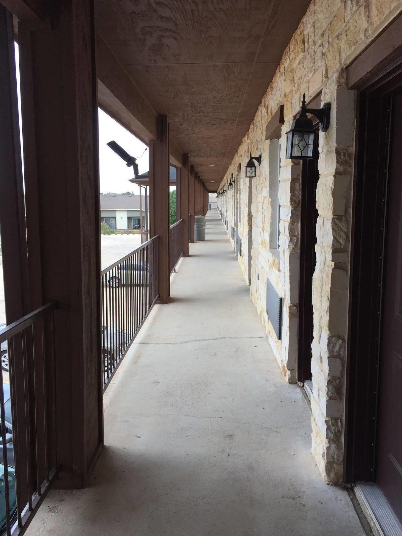 Pearsall Inn And Suites Exteriör bild